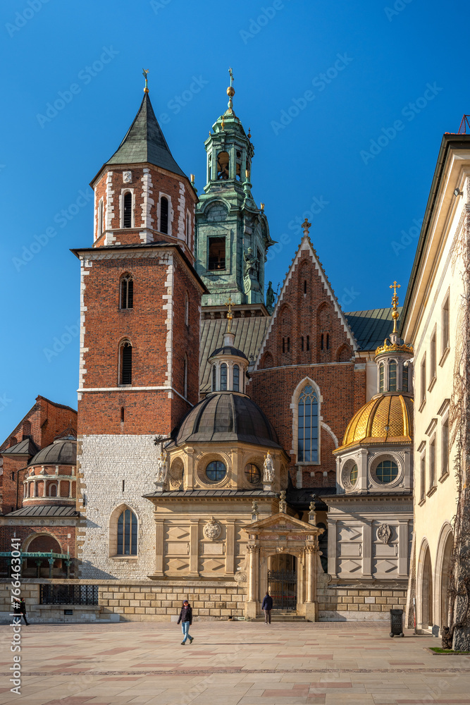 Zamek Królewski na Wawelu - wieże Zegarowa, Zygmuntowska. katedra widziane z dziedzińca - obrazy, fototapety, plakaty 