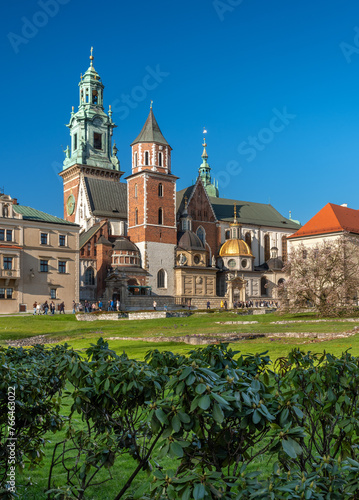 Zamek Królewski na Wawelu - wieże Zegarowa, Zygmuntowska. katedra widziane z dziedzińca (ID: 766463022)