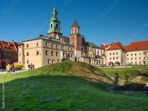 Zamek Królewski na Wawelu - wieże Zegarowa, Zygmuntowska. katedra widziane z dziedzińca (ID: 766463031)