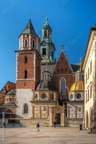 Zamek Królewski na Wawelu - wieże Zegarowa, Zygmuntowska. katedra widziane z dziedzińca (ID: 766463041)