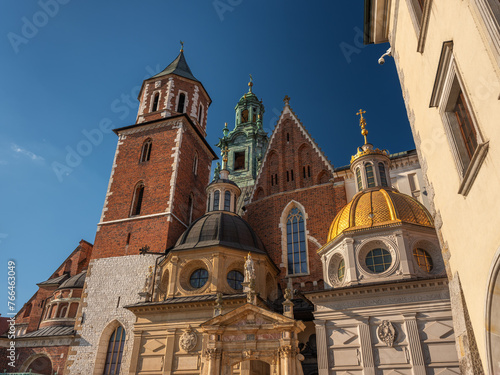Zamek Królewski na Wawelu - wieże Zegarowa, Zygmuntowska. katedra widziane z dziedzińca (ID: 766463049)