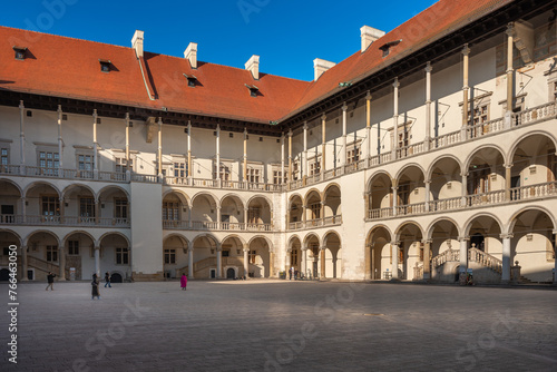 Kraków - renesansowy dziedziniec Zamku Królewskiego na Wawelu w słoneczny dzień