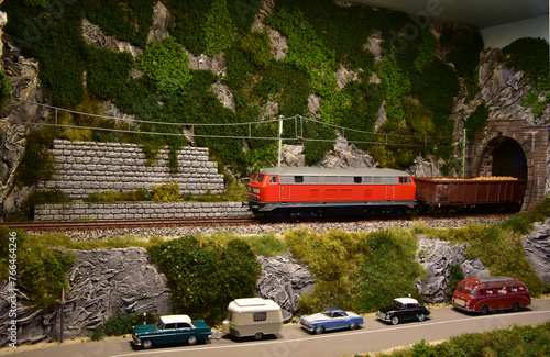 Modellbahn-Diorama der Höllentalbahn Hirschsprung mit E-Lok, Diesellok, Dampflok, Tunnel,Bergen und Landstraße mit Verkehr
