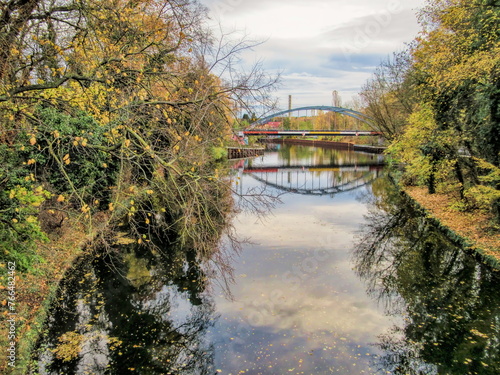 erkner, deutschland - eisenbahnbrücke mit spiegelung im herbst