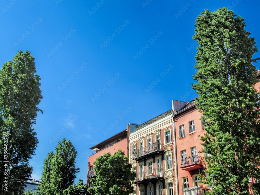 berlin, deutschland - sanierte alte häuser mit textfreiraum