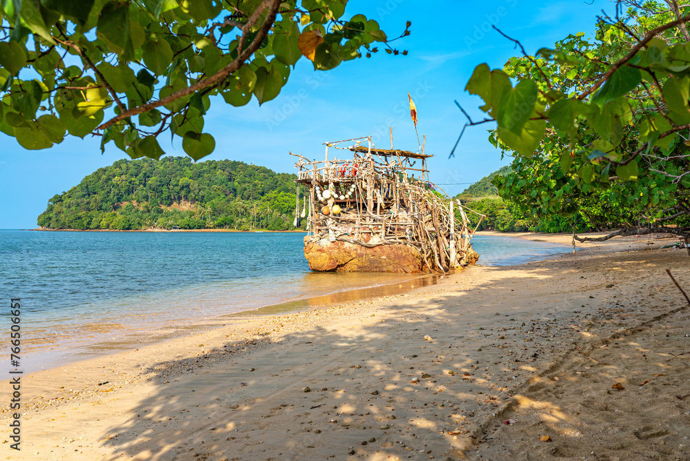 Φωτογραφία Bar and viewing platform on a rock in the sea on the beach of Hut Luboa on the island of Ko Jum