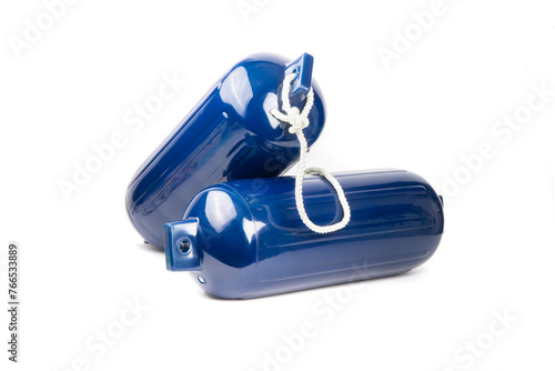 Foto Blue inflatable plastic motor boat or sailing yacht fenders with a white adjusti