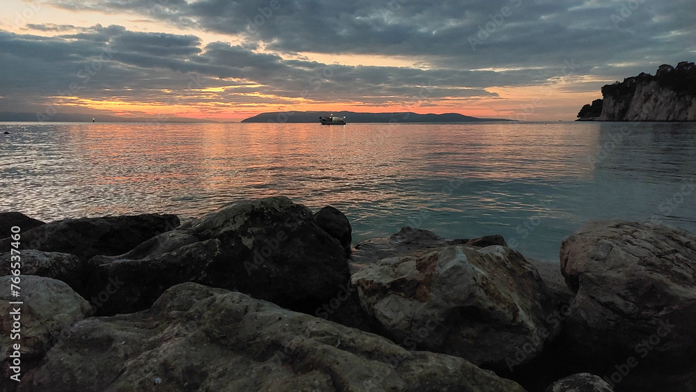 Wunderschöner Sonnenuntergang über dem Meer bei Makarska in Kroatien