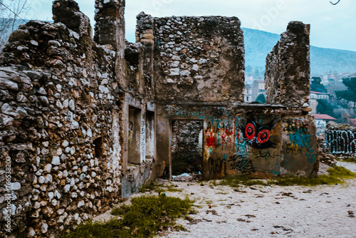 Toller Blick in die Altstadt von Mostar mit touristischen Highlights und Souvenier Ständen und bunten Häusern 
