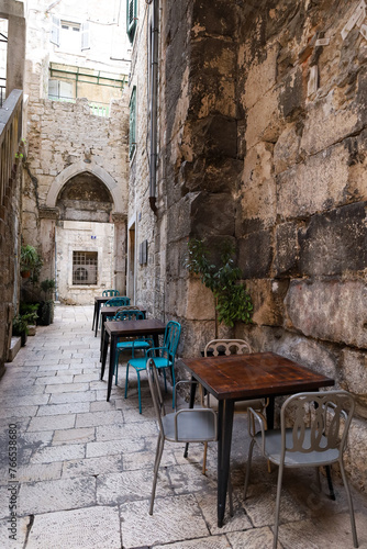 Weihnachtlich geschmückte Gassen und Restaurants in der Altstadt von Split