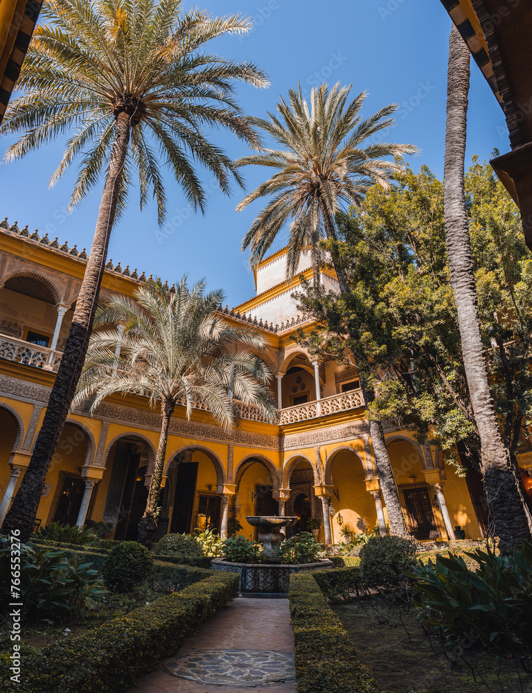 Naklejka premium palacio de las duenas (sevilla, spain)