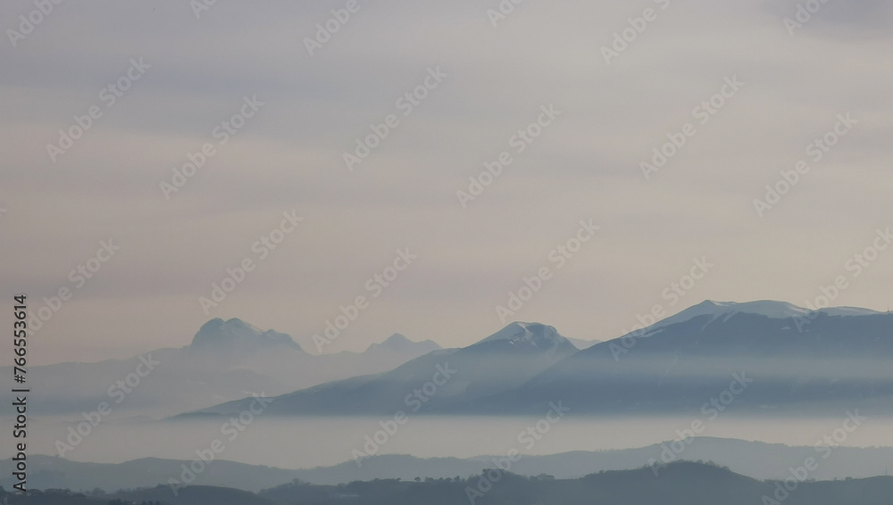 Obraz premium Le montagne nascoste tra nuvole e nebbia