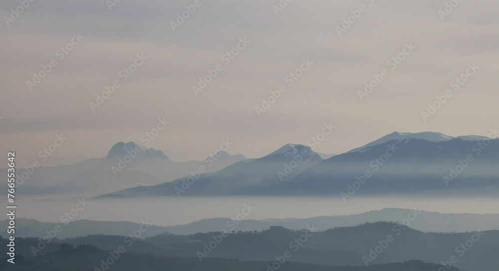 Le montagne nascoste tra nuvole e nebbia 