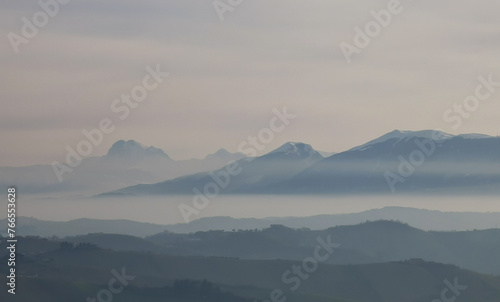 Le montagne nascoste tra nuvole e nebbia  © GjGj