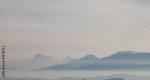 Le montagne nascoste tra nuvole e nebbia 