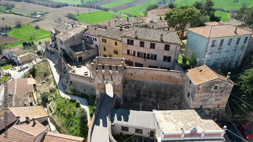 veduta aerea di città castello con paesaggio panoramico, ripresa con drone in alta risoluzione