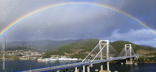 Arco iris sobre el puente de Rande en Vigo, Galicia