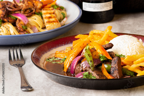 Lomito saltado con papas y arroz, Perú 