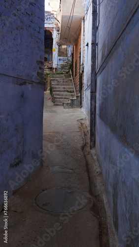 Promenade dans la ville bleue de Jodhpur, belle façade de pierre bleue ancien, petite commune touristique, beauté architecturale en couleur, marche de découverte et d'exploration urbaine, splendeur 