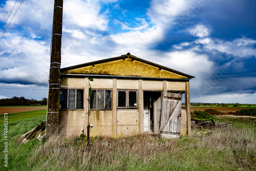 maison abandonnée dnas les chmpas façon film d'horreur