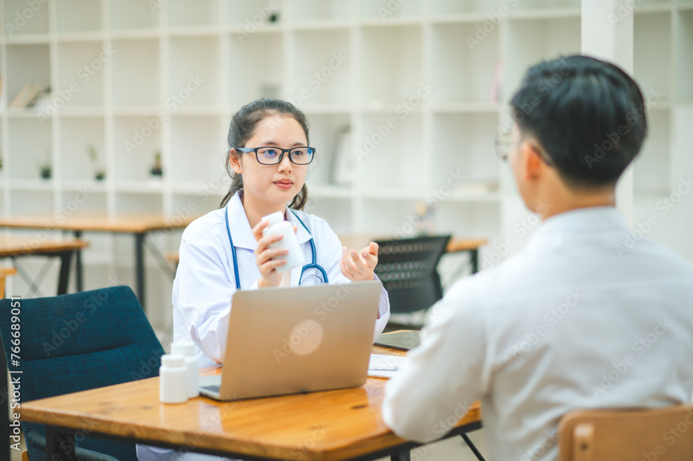 Doctors are inquiring about the patient's symptoms, notifying the results of the physical examination, and recommending treatment and health care. Doctors are inquiring about the patient's symptoms, notifying the results of the physical examination, and recommending treatment and health care.