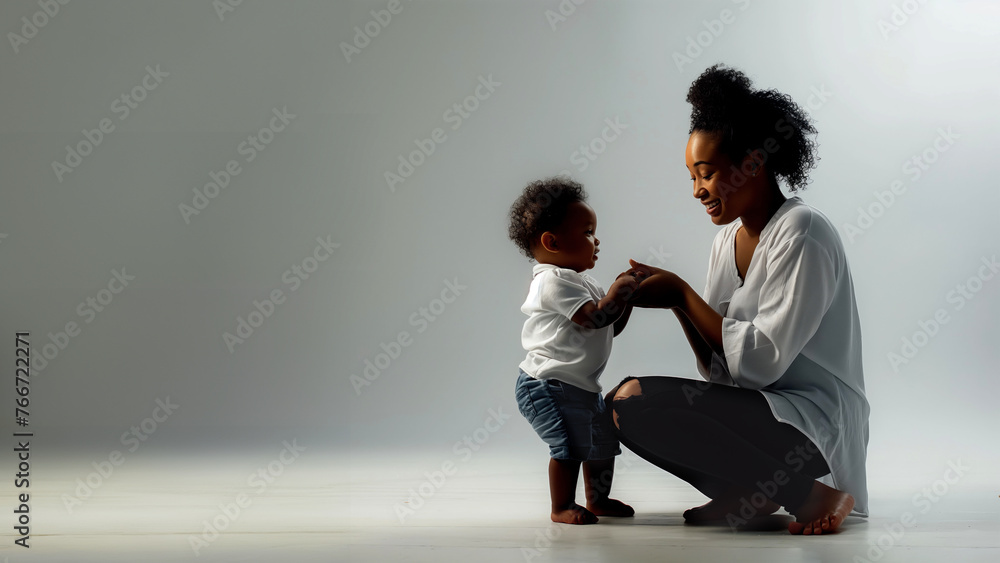 Fototapeta premium Dia das Mães: Mulher negra abraçando seu filho nesta data especial. Uso: design, propaganda, publicidade, celebração da maternidade e diversidade.
