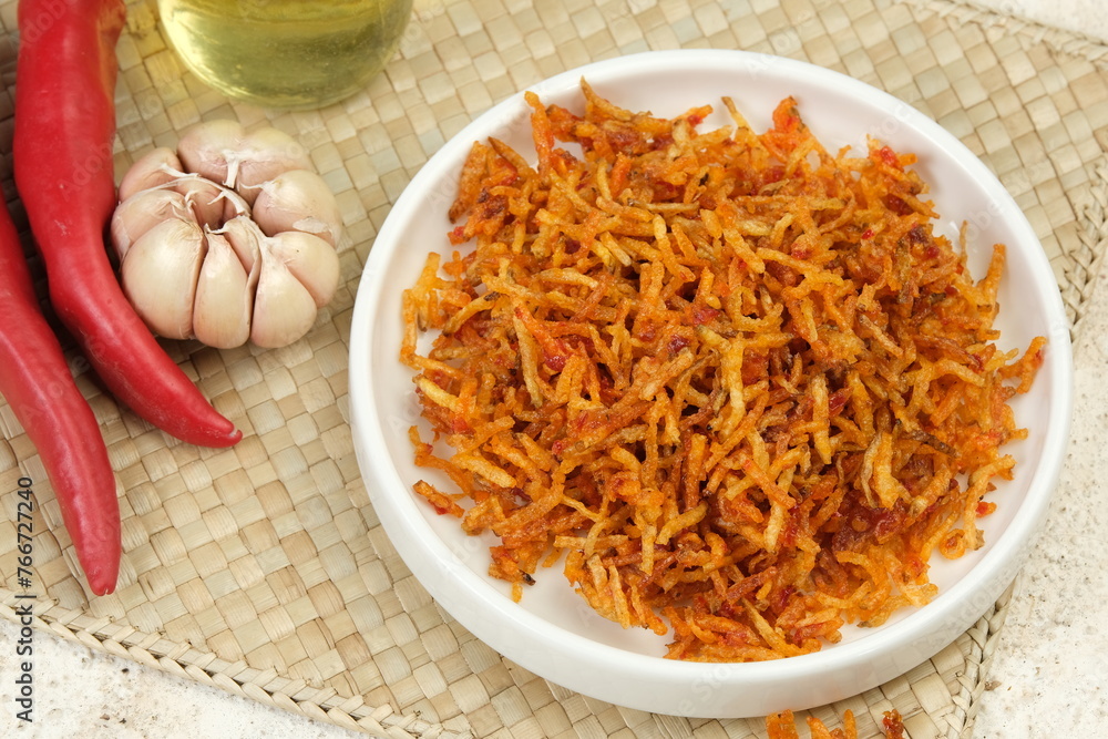 Φωτογραφία Kentang mustofa, sambal kering kentang or Indonesian cruncy sweet and spicy potato sticks