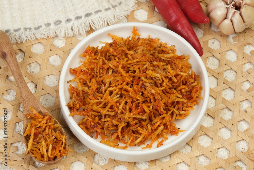 Φωτογραφία Kentang mustofa, sambal kering kentang or Indonesian cruncy, sweet and spicy potato sticks