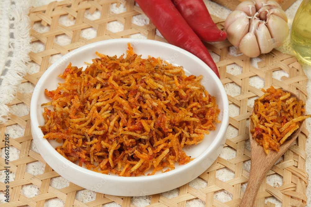 Φωτογραφία Kentang mustofa, sambal kering kentang or Indonesian cruncy, sweet and spicy potato sticks