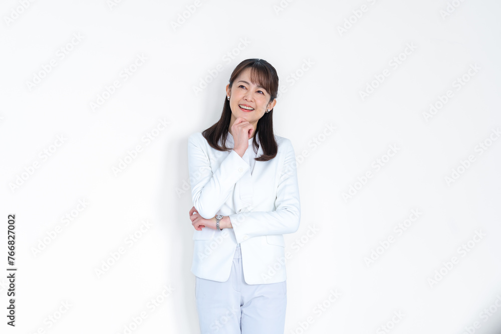 白背景で考えるミドルの日本人女性 白背景で考えるミドルの日本人女性