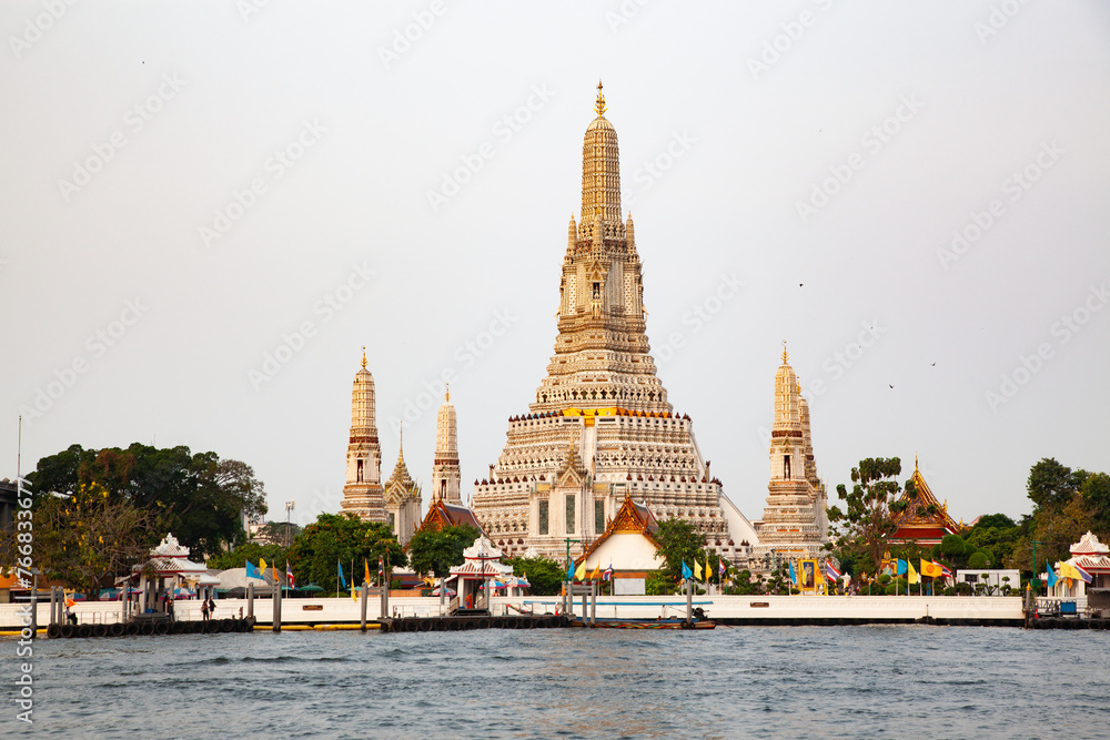 Fototapeta premium wat arun in the morning Bangkok