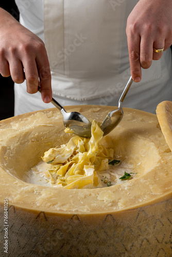 фотографія Fresh pasta with sauce in a whole parmesan wheel