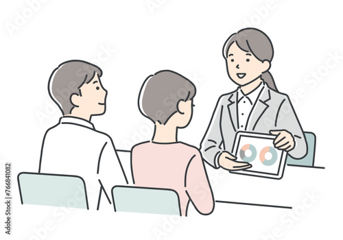 若いカップルに案内をする営業担当者