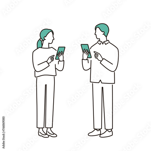 スマホを操作する若い夫婦