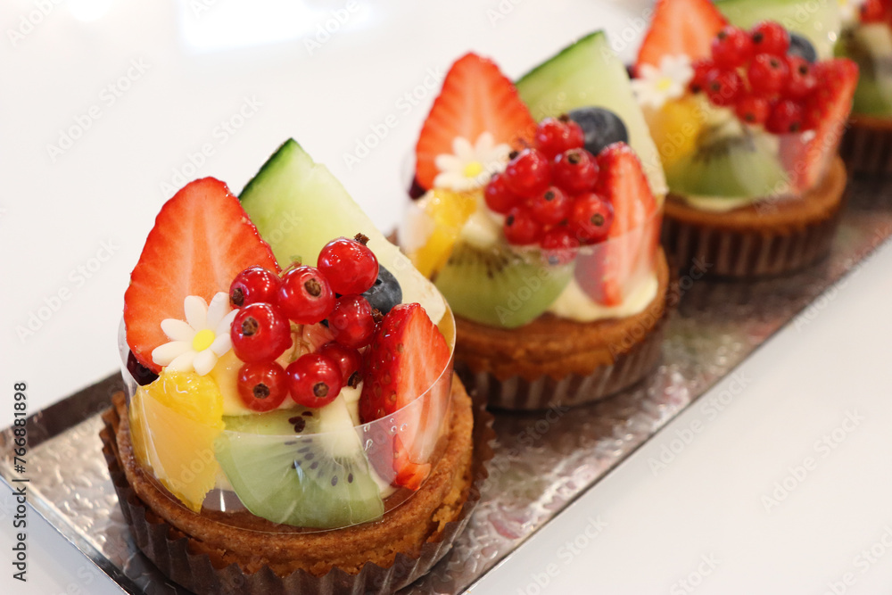 パティスリー が作ったイチゴとベリーとオレンジのフルーツタルトケーキ パティスリー が作ったイチゴとベリーとオレンジのフルーツタルトケーキ