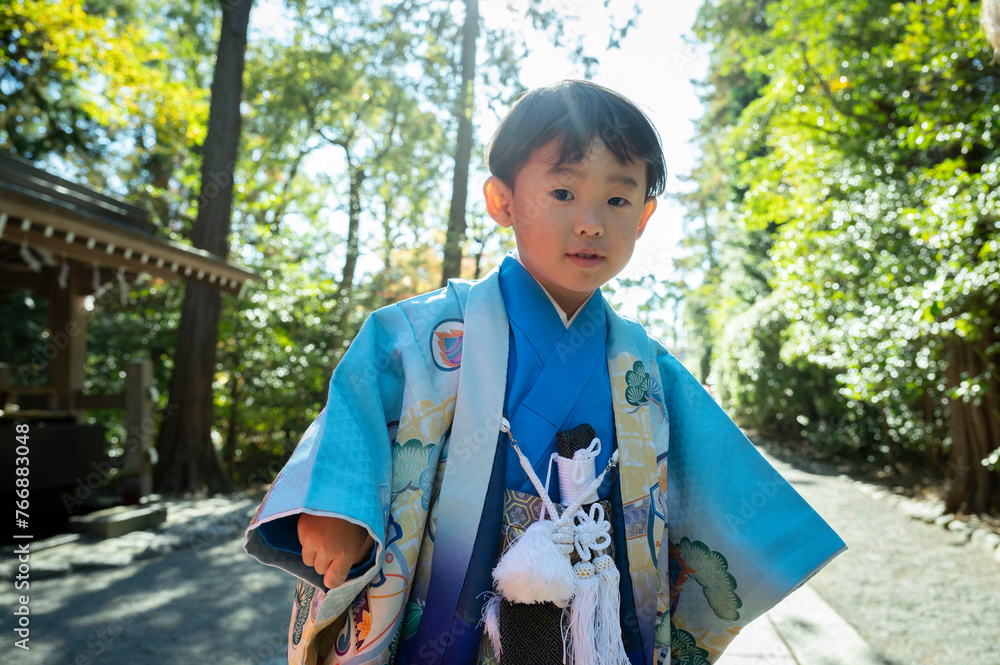 秋晴れの公園で七五三の男の子ポートレート