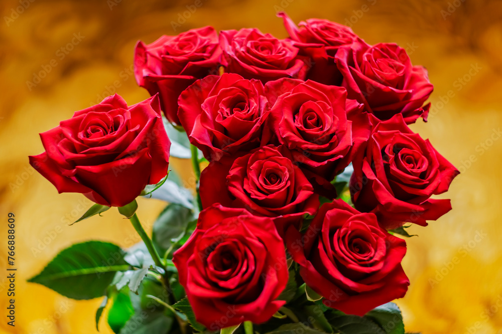 Obraz premium Bouquet of red roses on a yellow background.