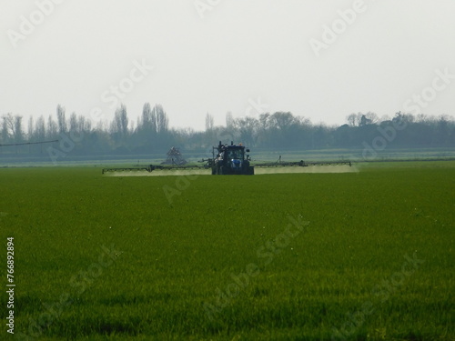 trattore al lavoro in campagna