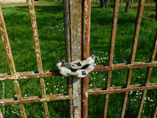 cancello chiuso con catena