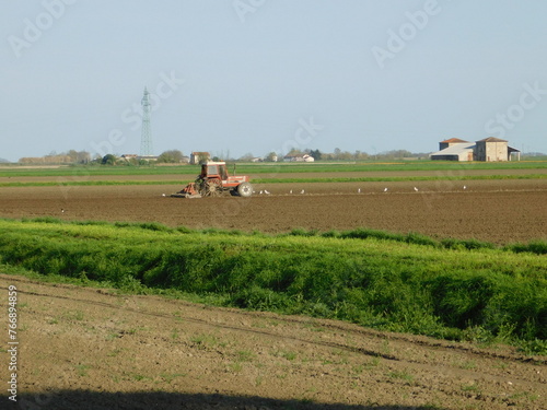 mezzo agricolo trattore nei campi