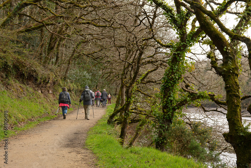 groupe de randonneurs sur un sentier en Bretagne