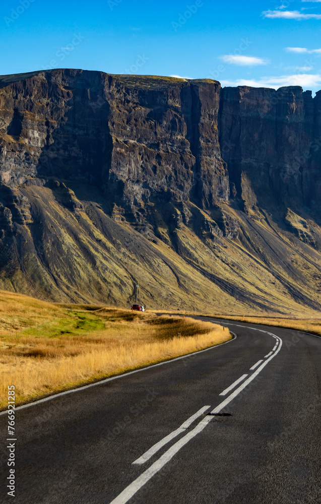 Fototapeta premium A lonely road with a mountain in the background