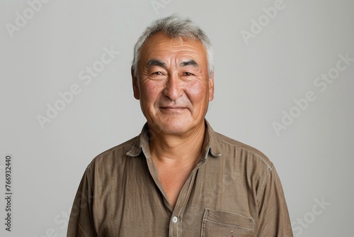 A man with a beard and gray hair is smiling © top images