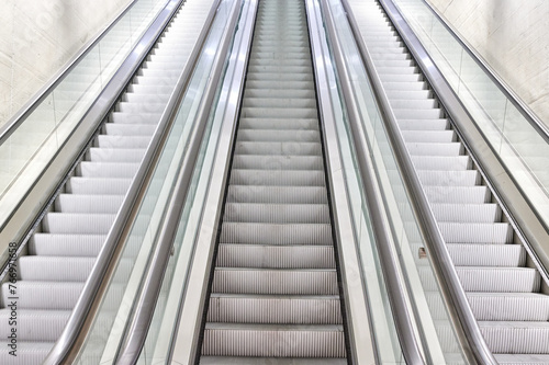 Drei Rolltreppen nebeneinander am Tiefbahnhof