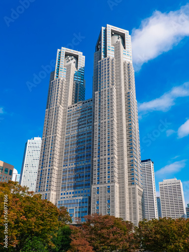 秋晴れの青空にそびえる東京都庁舎（東京都新宿区） © WAWA