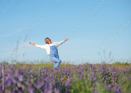 fröhliche junge Frau in einer Blumenwiese