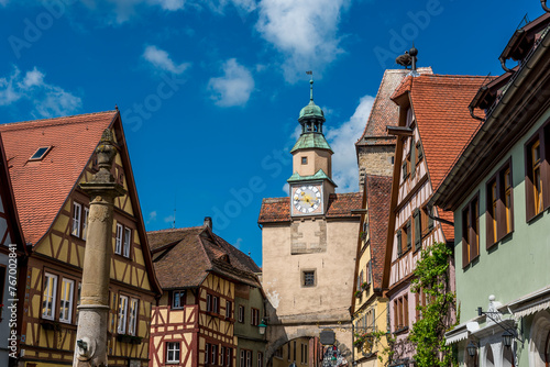 "Markusturm" und "Röderturm" als Teil der historischen Stadtbefestigung in Rothenburg ob der Tauber, Mittelfranken bei sonnigem Wetter mit Fassaden von Fachwerkhäusern