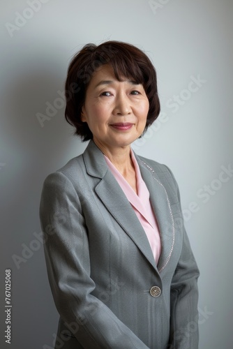  A professional photo on a gray gradient background , businesswoman 