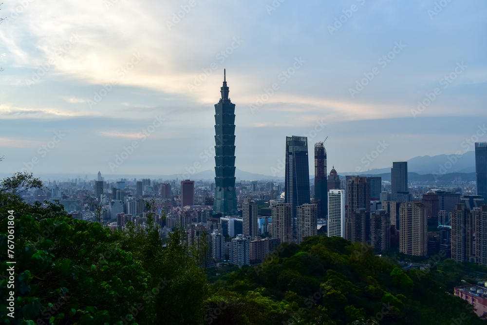 Obraz premium Aerial view of skyline of Taipei city with Taipei 101 Skyscraper at sunset from Xiangshan Elephant Mountain. Beautiful landscape and cityscape of Taipei downtown buildings and architecture in the city