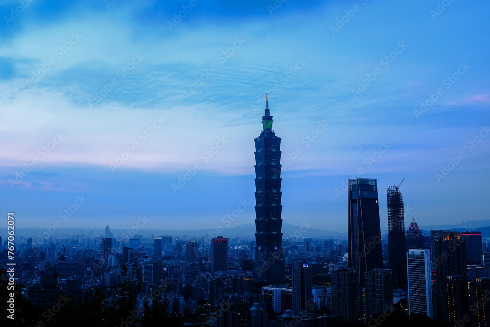 Obraz premium Aerial view of skyline of Taipei city with Taipei 101 Skyscraper at sunset from Xiangshan Elephant Mountain. Beautiful landscape and cityscape of Taipei downtown buildings and architecture in the city